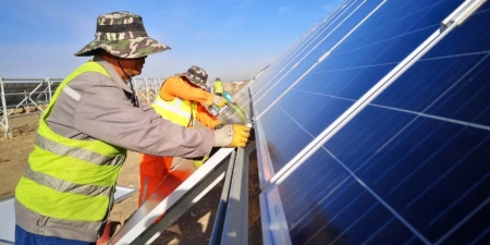 光伏电站如何确定太阳能板的安装方向和角度？